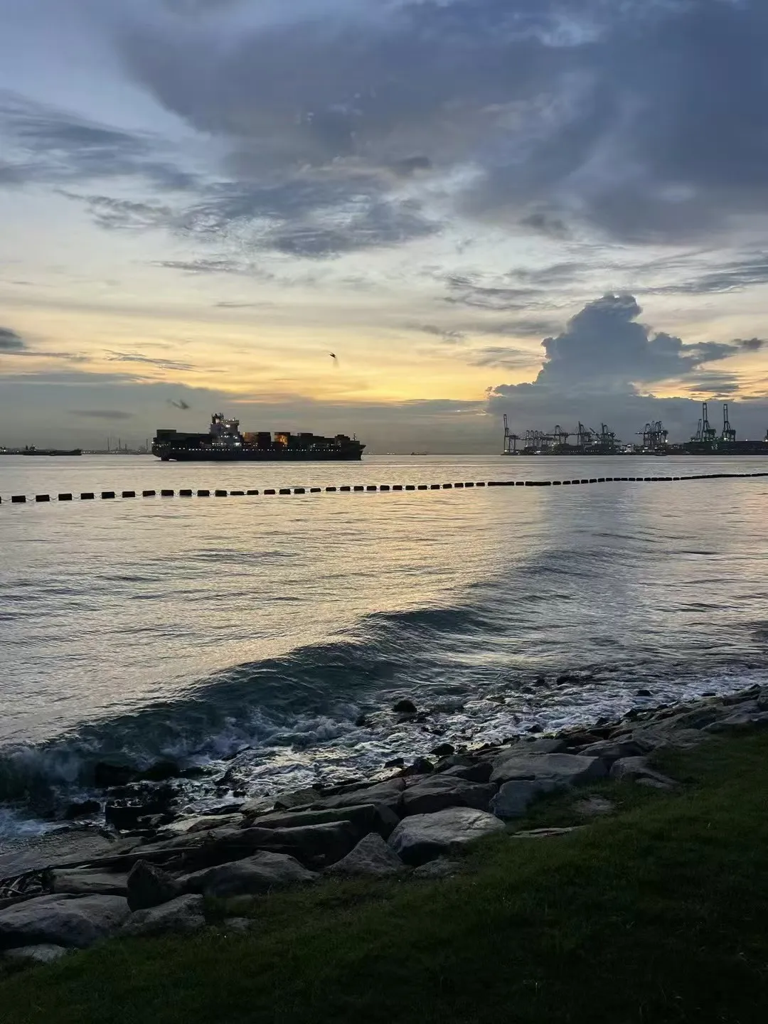 新加坡海边货轮